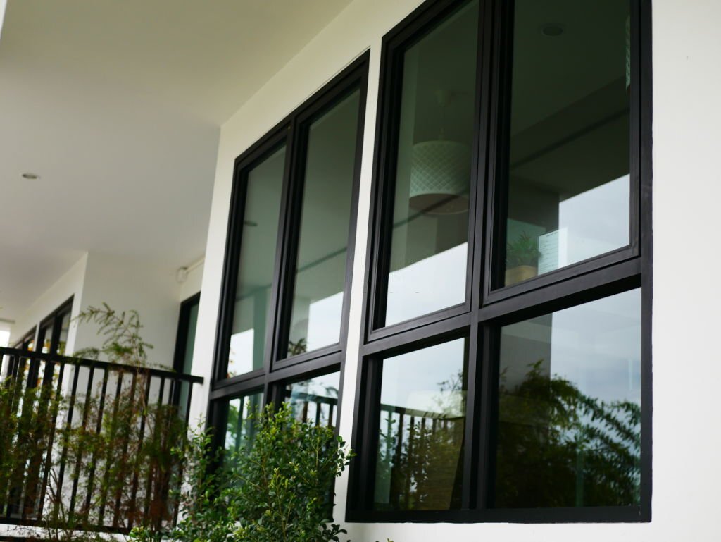 Window, Aluminum, Glass Material, Light Natural, Reflection